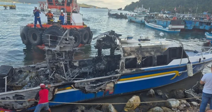 Bangkai kapal Rimata milik Pemkab Mentawai yang hangus terbakar