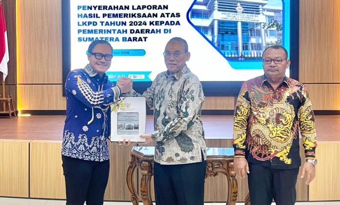 Seremonial penyerahan hasil pemeriksaan laporan keuangan Pemkab Mentawai dari BPK RI-Sumbar