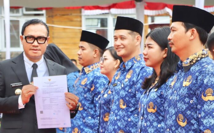 Bupati Mentawai, Rinto Wardana Samaloisa ketika melantik Ratusan PPPK