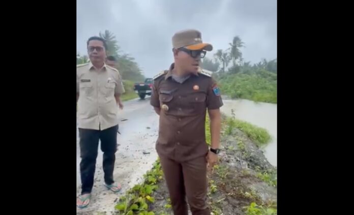 Bupati Mentawai, Rinto Wardana tampak basah kuyup ketika memantau lokasi terdampak banjir dan longsor