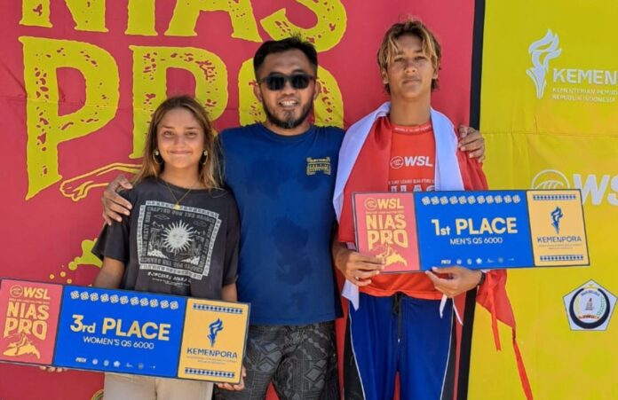 Ketua PSOI Sumbar, Harry Algamar bersama Kya dan Dylan, peraih gelar juara kompetisi surfing kelas dunia WSL-QS Nias Pro